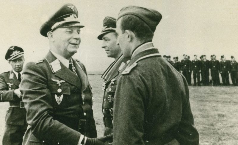 Йозеф Каммхубер вручает Рыцарский крест Манфреду Мойреру. 1943 г.