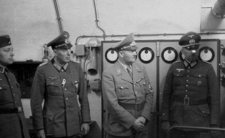 Фридрих Дольман внутри бункера. Верхний Рейн. 1940 г.