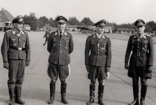 Йозеф Каммхубер, Рейнхард Коллак и Вальтер Эле на аэродроме. 1944 г.