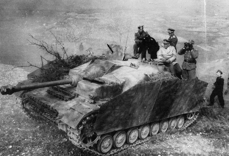 Альберт Кессельринг проводит рекогносцировку местности с офицерами с брони САУ StuG IV. 1944 г.