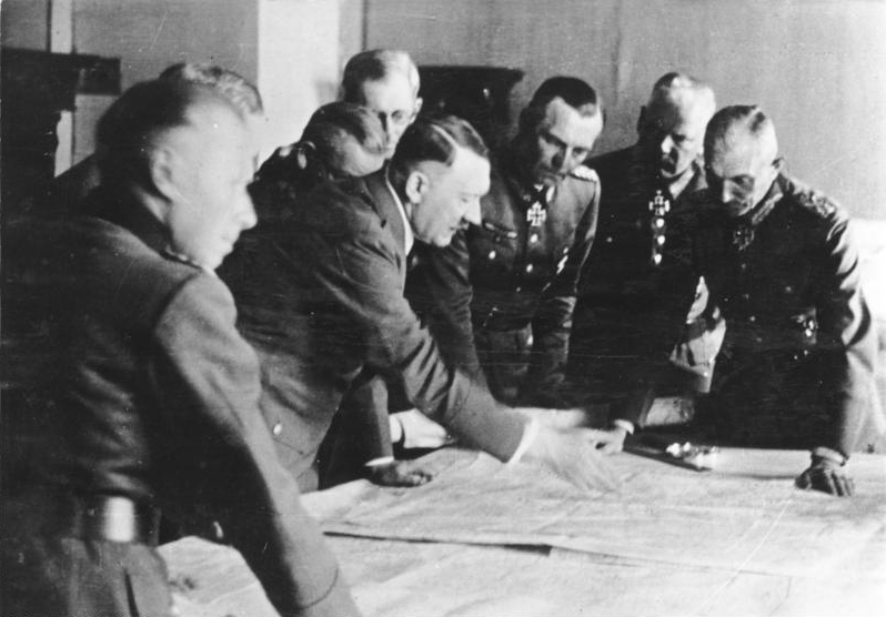 Эберхард Макензен на совещании у Гитлера. 1942 г.