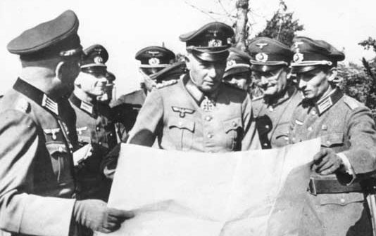 Фридрих Дольман с офицерами у карты укреплений. 1942 г.