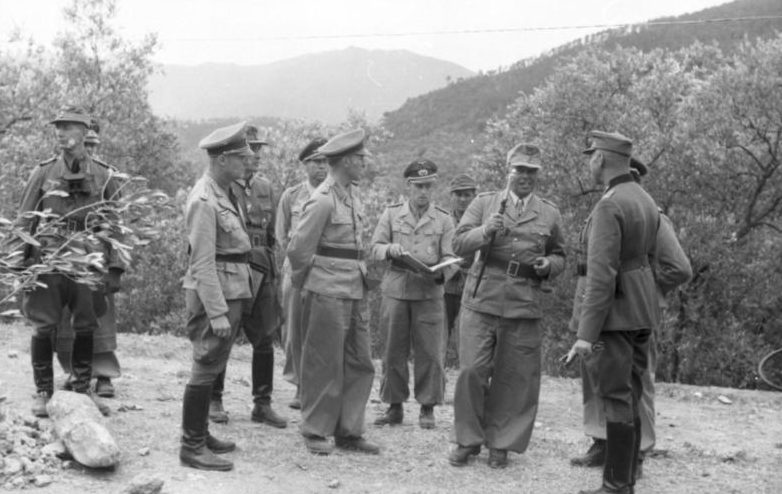 Альберт Кессельринг с офицерами. Италия. 1944 г.
