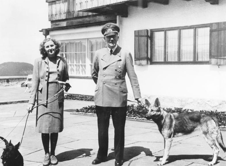 Адольф Гитлер и Ева Браун со своими собаками в «Бергхофе» на летней площадке.