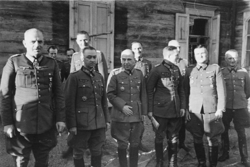 Ганс Кребс с офицерами на Восточном фронте. 1944 г.
