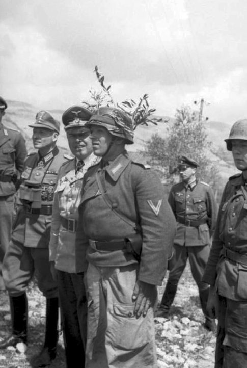 Альберт Кессельринг на артиллерийской позиции. Кассино. 1944 г.