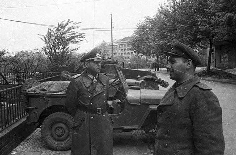Ганс Кребс в расположении советских войск. 1945 г.