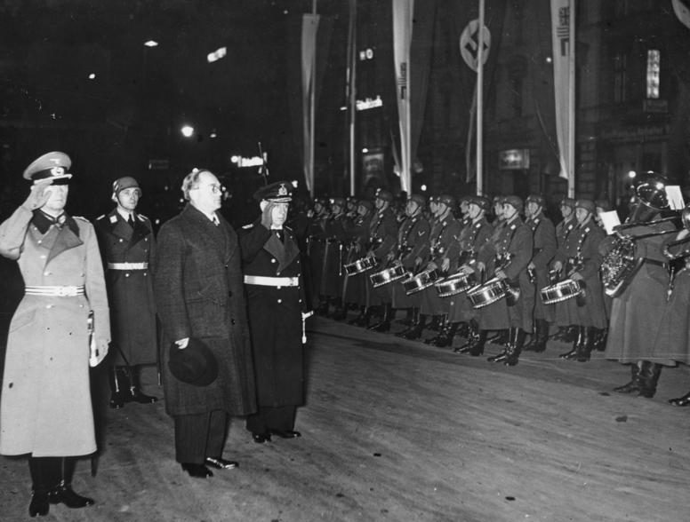Фридрих Канарис и Вильгельм Кейтель с министром обороны ЮАР Пировым. Берлин. 1938 г.
