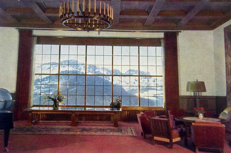 Панорамное, поднимающиеся окно в конферен-зале.