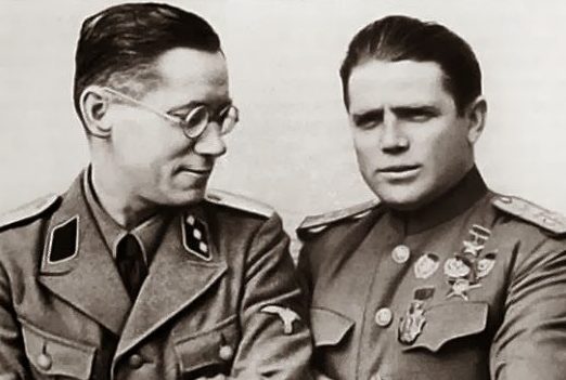 Петр Таврин (справа) и один из руководителей «Цеппелина» Хенц Грефе.