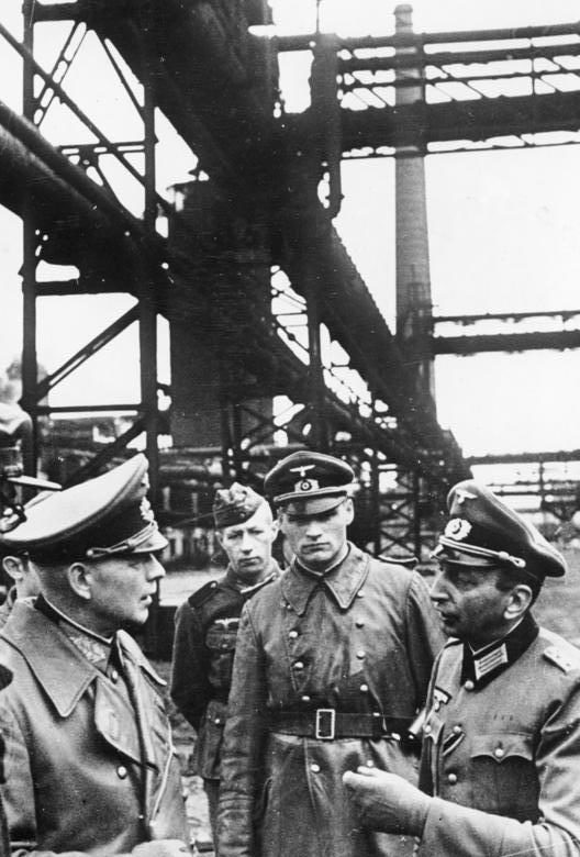 Эвальд Клейст на металлургическом заводе в Украине. 1941 г. 
