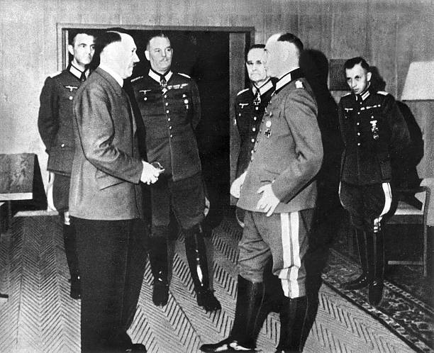 Паулюс, Адольф Гитлер, Вильгельм Кейтель и Гальдер Франц. 1940 г.