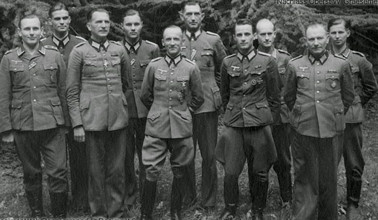 Хассо Мантойфель с офицерами танкового полка. 1942 г.