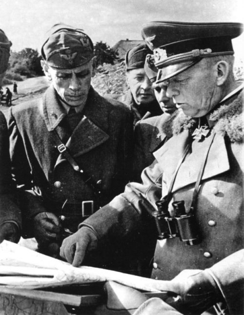 Эдвальд Клейст с итальянскими офицерами у карты. 1941 г.