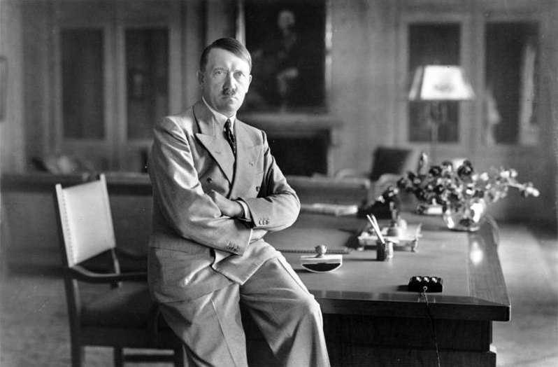 Гитлер в рабочем кабинете «Бергхофа».