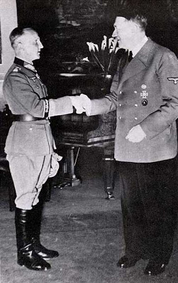 Хассо Мантойфель получает награду из рук фюрера. 1942 г.