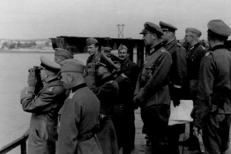 Эвальд Клейст на открытии переправы через Днепр в районе Днепропетровска.1941 г. 