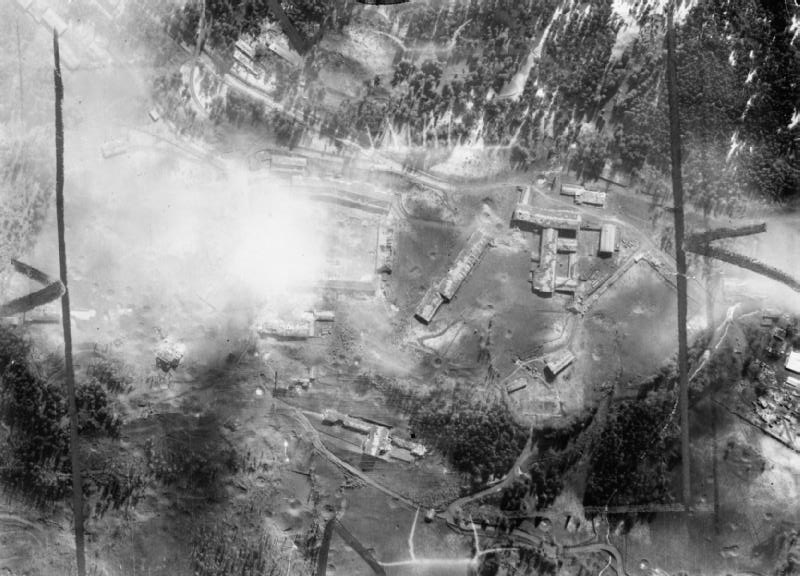 Аэрофотосъемка резиденции после налета. 25 апреля 1945 г.