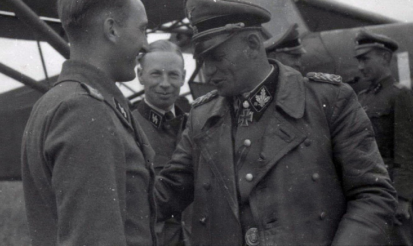 Вальтер Крюгер у самолета. 1942 г.