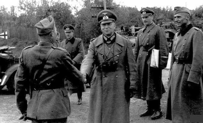 Эвальд Клейст приветствует итальянского генерала на открытии паромных перевозок по Днепру. 1941 г.