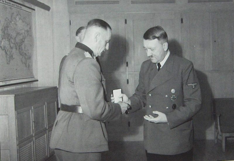 Вальтер Крюгер получает Рыцарский крест из рук Адольфа Гитлера. 1943 г.