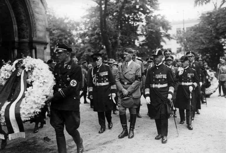 Эрих Редер и Адольф Гитлер на похоронах адмирала фон Шредера. 1933 г. 