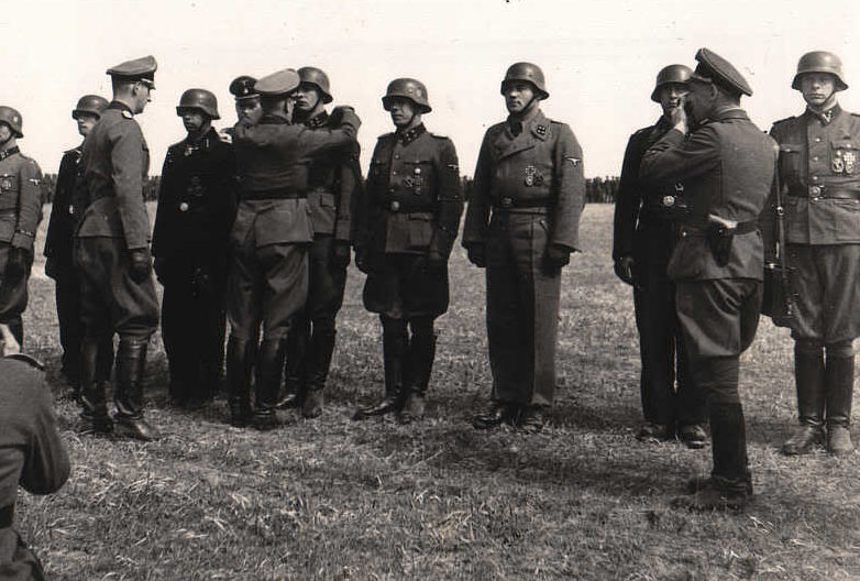 Вальтер Крюгер награждает солдат. 1943 г.