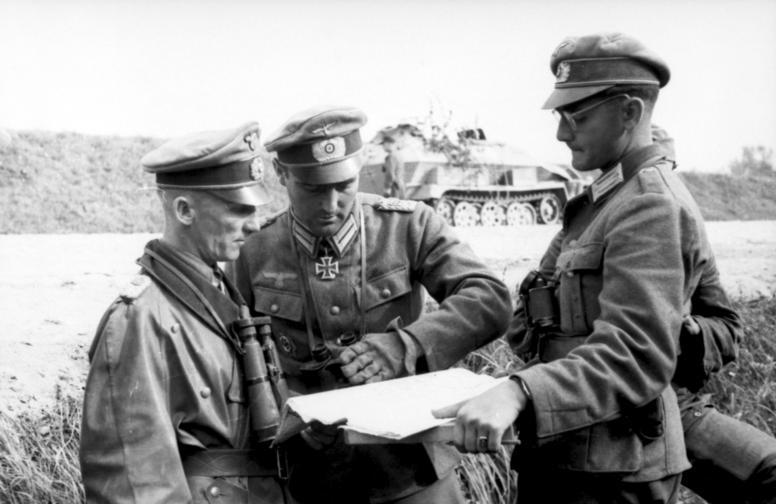 Хассо Мантойфель с офицерами. Литва. 1944 г.