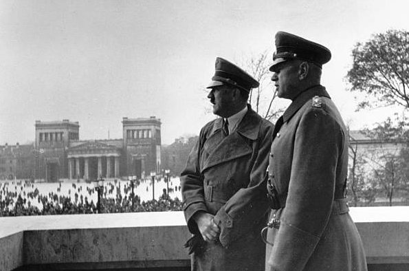 Вальтер Рейхенау и Адольф Гитлер. 1935 г. 