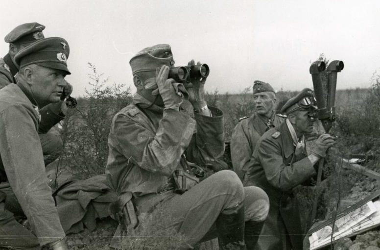 Фридрих Паулюс у стереотрубы в ходе боев под Сталинградом. 1942 г.