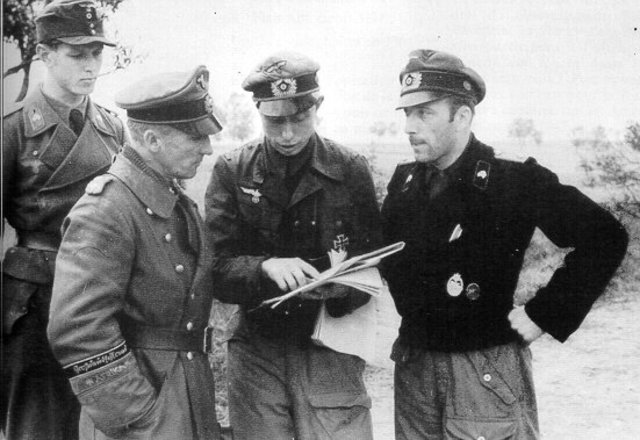 Хассо Мантойфель с офицерами. Литва. 1944 г.
