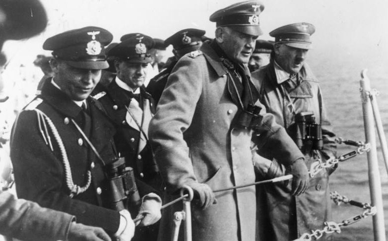Эрих Редер, Адольф Гитлер и Вернер Бломберг на борту тяжелого крейсера «Германия». 1934 г. 