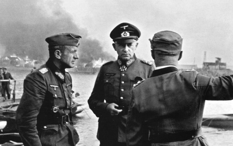 Эвальд Клейст и Рихард Руофф совещаются во время боев за Ростов. 1942 г.