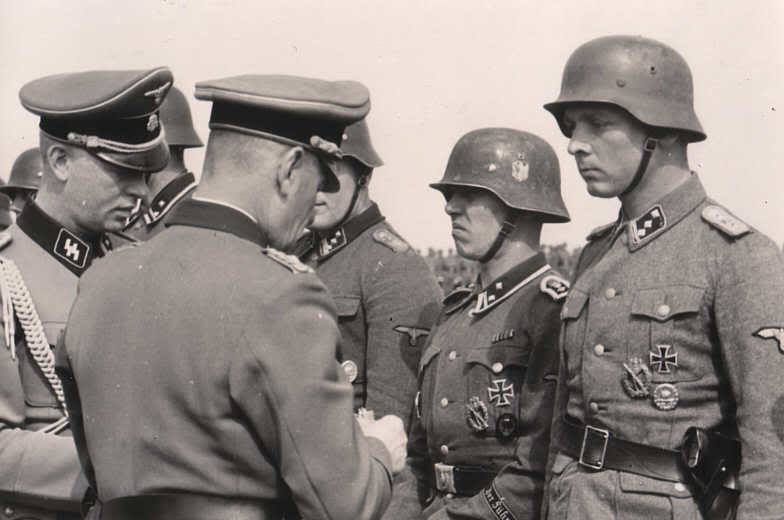 Вальтер Крюгер награждает солдат. 1943 г.