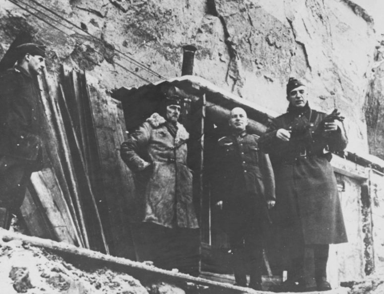 Фридрих Паулюс с офицерами на командном пункте под Сталинградом. 1942 г.