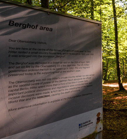 Информационный щит в лесу с указанием места нахождения резиденции «Бергхоф».