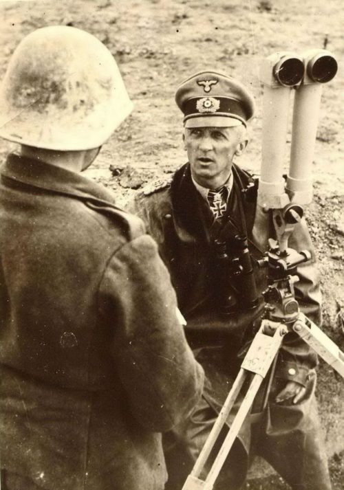 Хассо Мантойфель у стереотрубы. 1944 г.