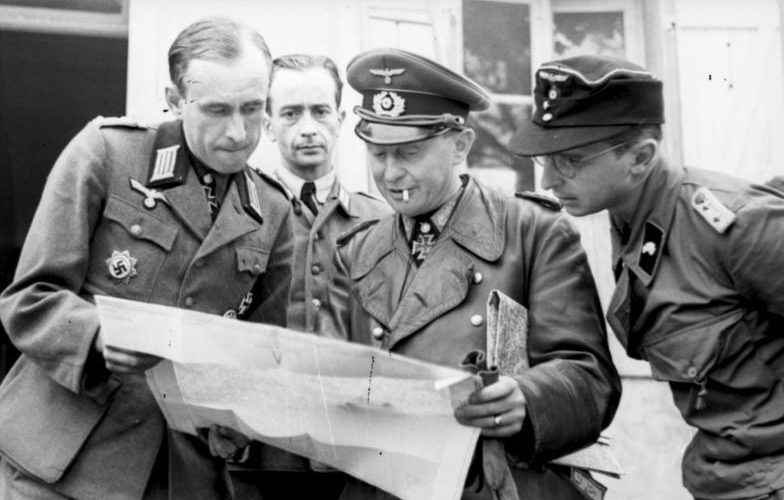 Вальтер Крюгер с офицерами. 1944 г. 