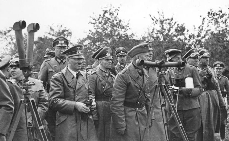 Вальтер Рейхенау в свите Гитлера. Польша. 1939 г.