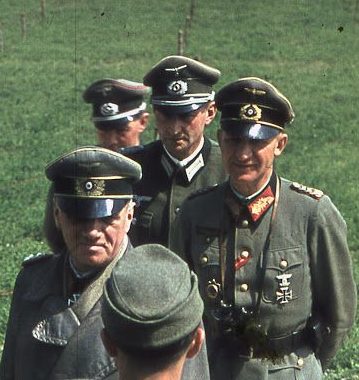 Ганс Зальмут среди офицеров. 1942 г.