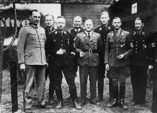 Эрхард Мильх и Гергих Гиммлер среди офицеров Люфтваффе и РСХА. 1934 г.