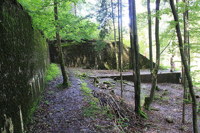 Развалины вспомогательных сооружений резиденции «Бергхоф».