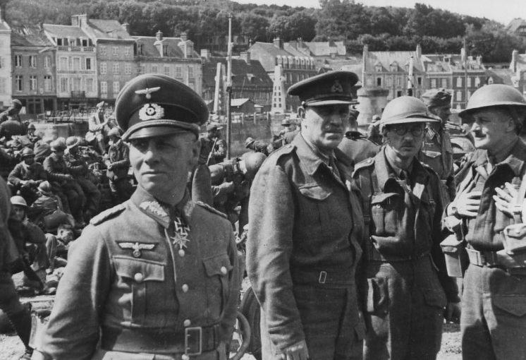 Эрвин Роммель с пленными английскими офицерами. Шербур. 1940 г.