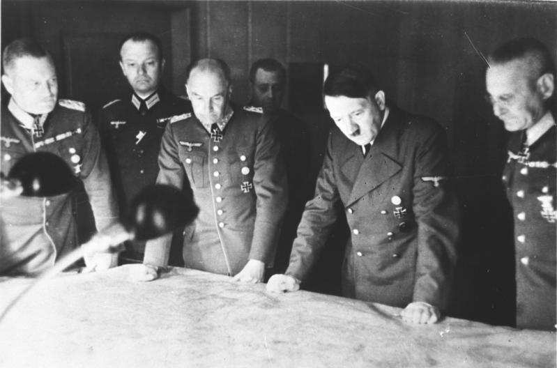 Вильгельм Кейтель, Вальтер Браухич, Адольф Гитлер, Франс Гальдер. 1939 г.