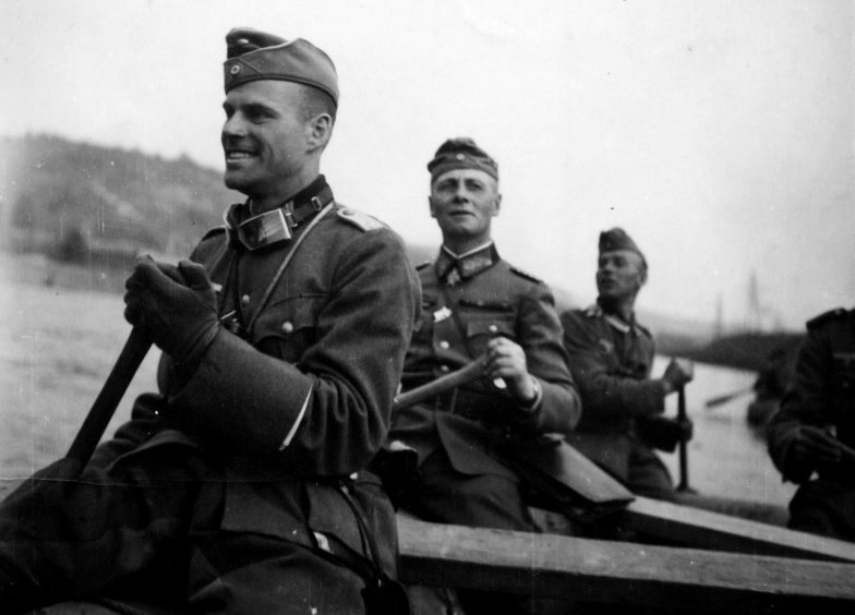 Эрвин Роммель с офицерами штаба переправляются через реку на лодке. 1940 г.