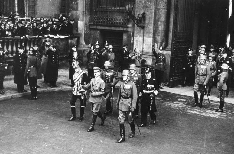 Эрих Редер в свите Гитлера на Дне памяти героев. Берлин. 1935 г.