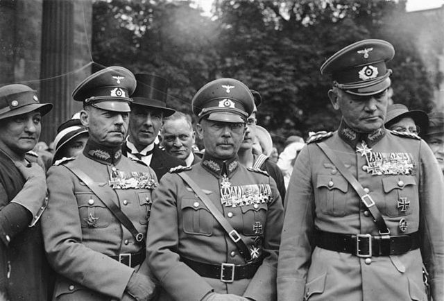 Вильгельм Кейтель, Вернер Фрич и Вернер Бломберг. Берлин. 1940 г. 