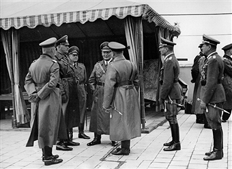 Эрхард Мильх и Герман Герин среди пилотов. 1937 г.