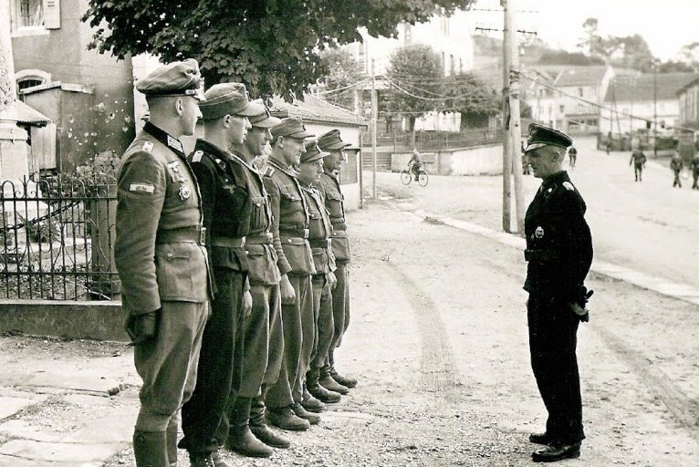 Хассо Мантойфель с офицерами. Франция. 1944 г.
