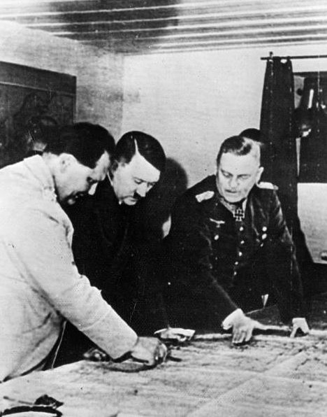 Вильгельм Кейтель, Герман Геринг и Адольф Гитлер. 1940 г.